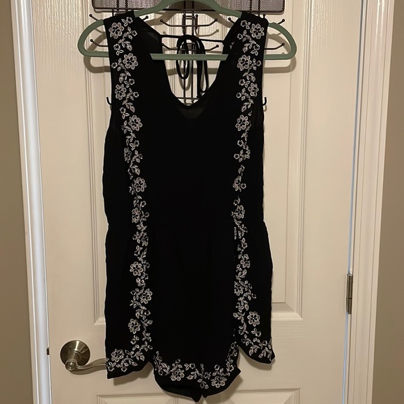 Rue21+ Embroidered Plus Size Romper Size 1XL - Picture 1 of 6